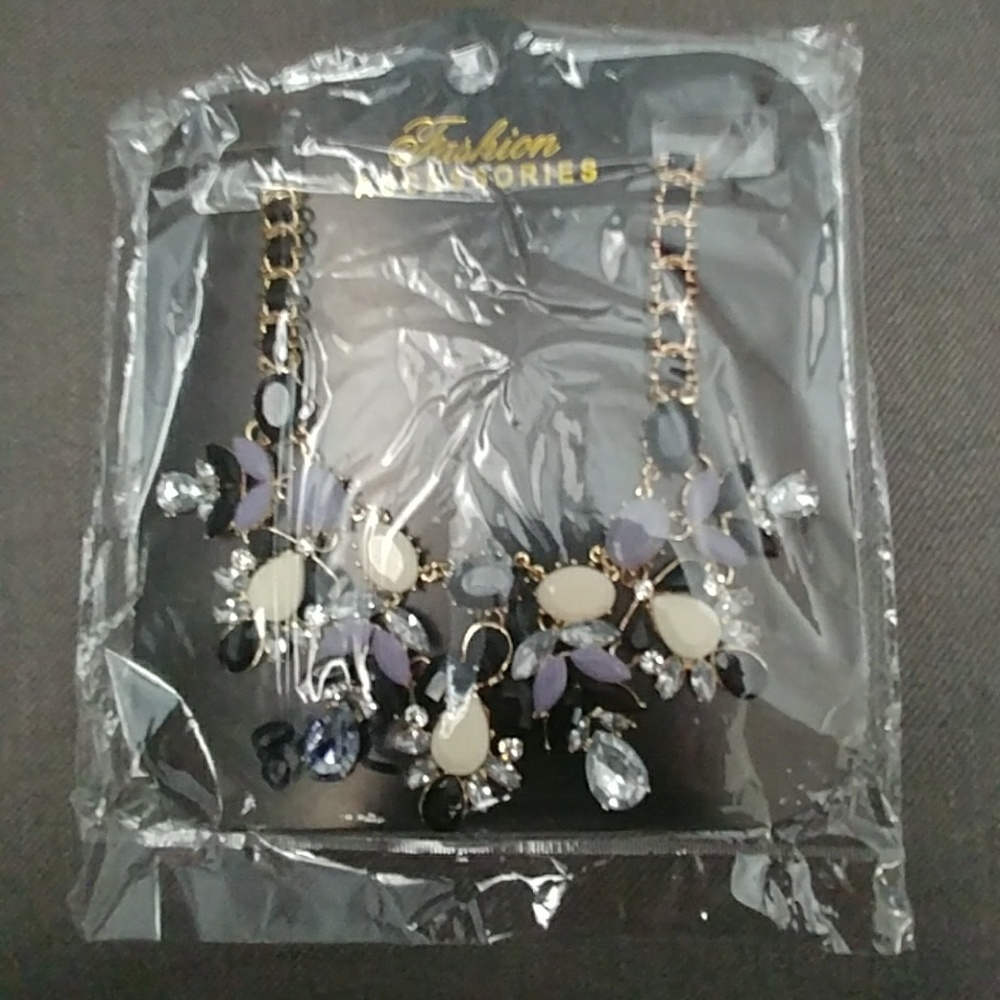 💥💥LAST DROP NWOT Statement necklace! - Picture 8 of 8